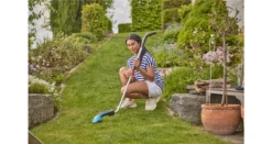 Gardena Accu-grasschaar + Telescoopsteel -Gardena tuingereedschapwinkel 970623501 8 GARDENA20ACCU GRASSCHAAR2020TELESCOOPSTEEL